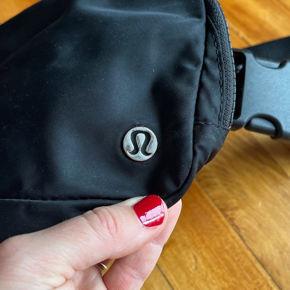 Lululemon Everywhere Belt Bag Black Logo Strap Crossbody Travel Minimalist Black - Picture 4 of 6